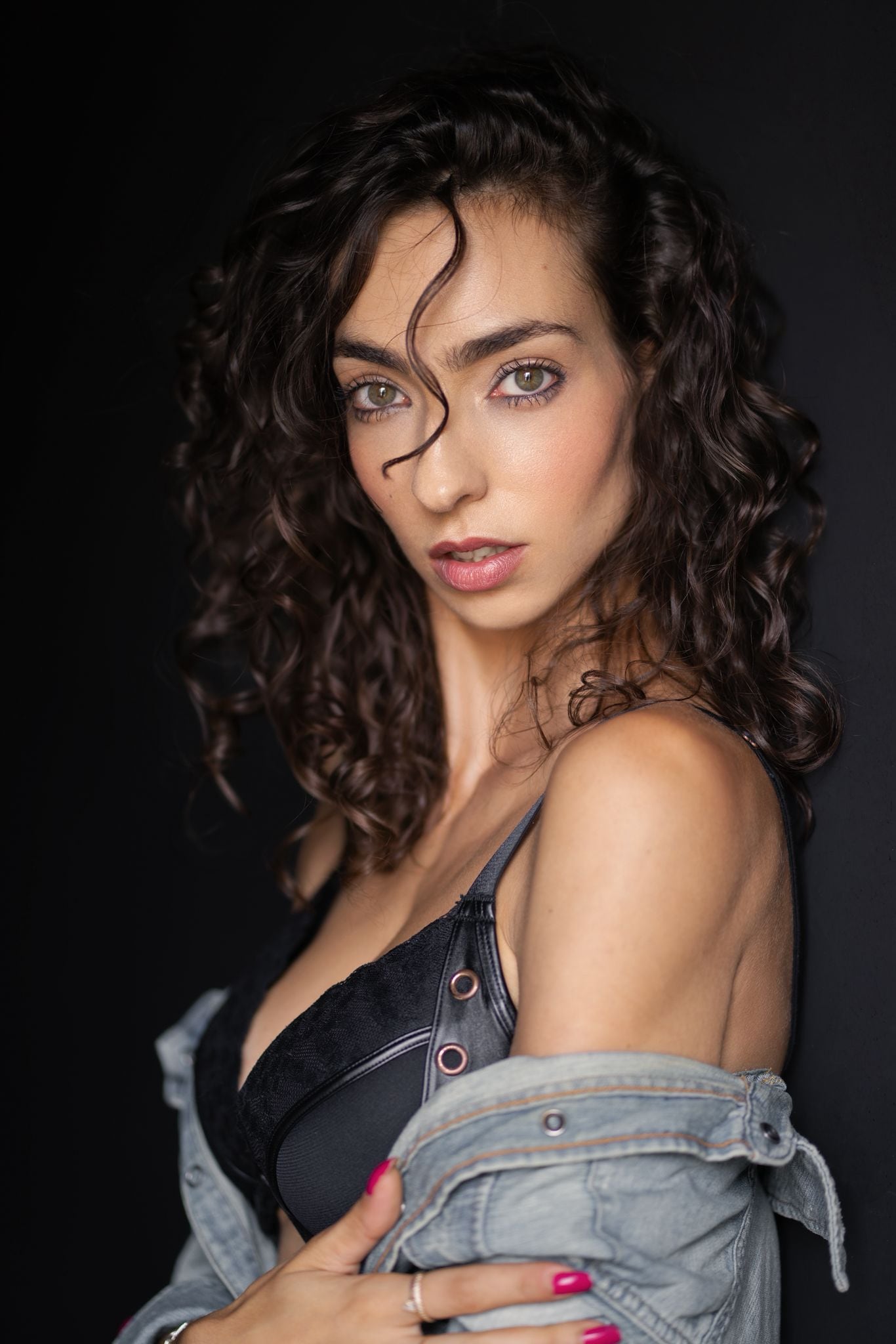 Aktfotografie Workshop — Ophelia Gano, Porträt mit Jeansjacke vor dunklem Grund