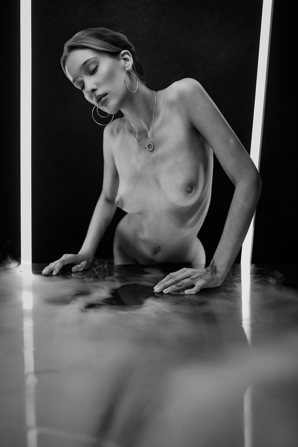 Spiegel-Neon-Setup — harte Kante im Gegenlicht, Model Lola Limmialif